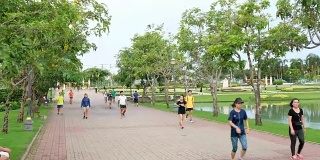 一群人在公园里跑步