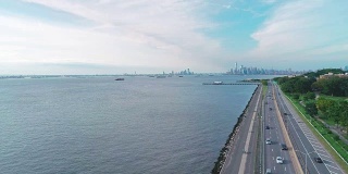 从空中俯瞰曼哈顿的布鲁克林，哈德逊河和贝尔特公园路，美国纽约。人们和骑自行车的人在海岸公园的路上。