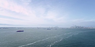 纽约布鲁克林的维拉萨诺海峡大桥上，自由塔和许多船只在曼哈顿天际线的远程风景鸟瞰图。