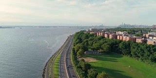 从空中俯瞰曼哈顿的布鲁克林，哈德逊河和贝尔特公园路，美国纽约