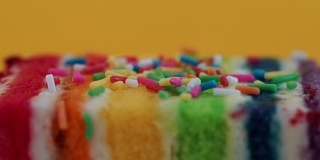 五彩缤纷的彩虹蛋糕