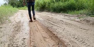 《在泥泞中行走的人》全高清。