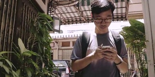 亚洲男人使用智能手机社交。