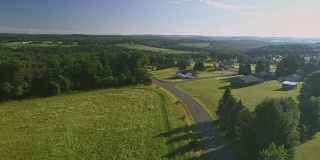 风景鸟瞰波科诺斯，门罗县，宾夕法尼亚州。阳光明媚的夏日早晨。从田野和森林到Kunkletown的全景，然后到路边的小农场。