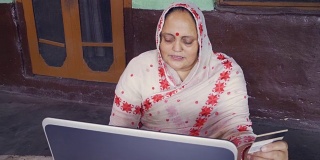 快乐的印度女人在家网购。