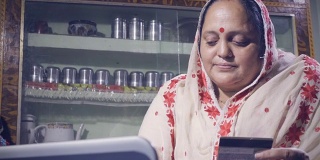 快乐的印度女人在家网购。