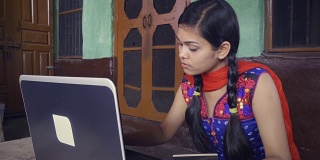 印度亚洲年轻女子在家里做网上购物。