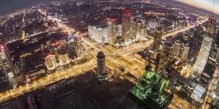 T/L TU鱼眼观察北京城市天际线，黄昏到夜晚的过渡/北京，中国