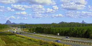 高速公路交通纵横千山