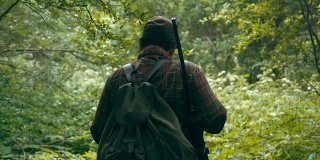 猎人穿过森林(慢镜头)