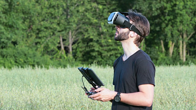 男子驾驶无人机与虚拟现实眼镜耳机