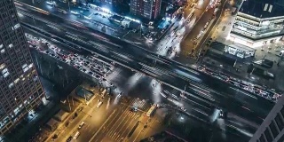 T/L TU鸟瞰图多个高速公路在夜间高峰时间的交通/北京，中国