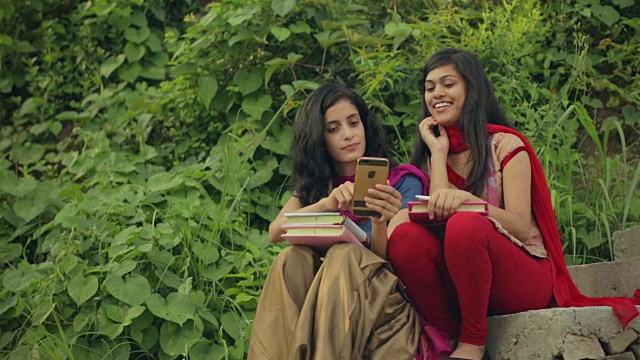 印度女学生分享智能手机。