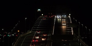 夜间桥上的交通状况