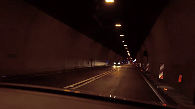 夜间行驶在隧道中的慢镜头
