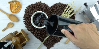 用咖啡杯烘烤成心形的咖啡豆