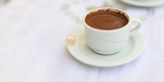 咖啡桌上的土耳其咖啡和土耳其软糖