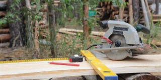 施工工具放在木板上。