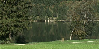 HD:湖边漫步