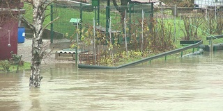 高清:被水淹没的街道上