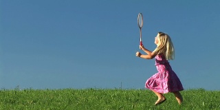 HD:打羽毛球的小女孩