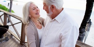 喜欢退休白人情侣在度假胜地跳舞