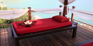 俯瞰大海的按摩桌。泰国海滩上的水疗按摩室