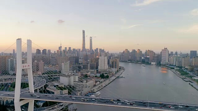 上海天际线日落无人机的观点