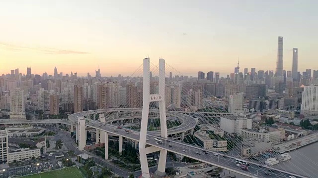 上海南浦大桥和天际线日落无人机的观点