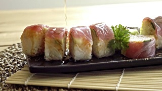 竹席上甜汁寿司卷视频素材模板下载