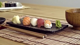 美味的寿司配酱汤和筷子视频素材模板下载