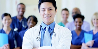 亚裔美国男医生和团队的肖像
