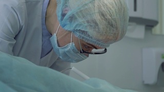皮肤科医生用激光去除痣视频素材模板下载