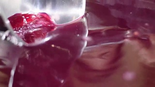 比格奈家用葡萄酒加工果汁用不锈钢勺子检查稠度视频素材模板下载