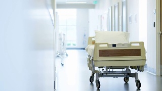 医院走廊医疗保健专业转运床位视频素材模板下载