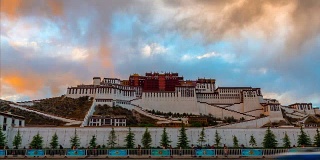 中国西藏布达拉宫，4K延时电影日落配红绿灯