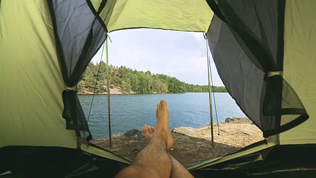 个人视角的一个人在一个帐篷在瑞典湖边