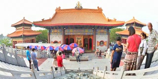 随着时间的推移，曼谷最大和最重要的中国佛教寺庙命名为“Wat Mangkon Kamalawat”或“Wat Leng Noei Yi”或“Wat Borom Racha Kanchanapisek Anusorn”。