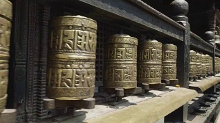 尼泊尔加德满都谷地，杜巴广场帕坦的祈祷轮。视频素材模板下载