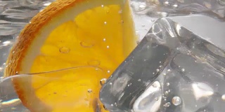 橙子片掉进水里，里面还有冰块