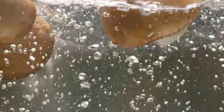 蘑菇掉进沸水里