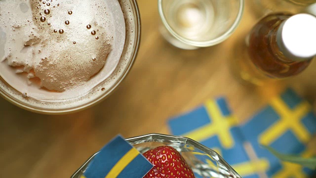 瑞典仲夏晚宴上的淡啤酒