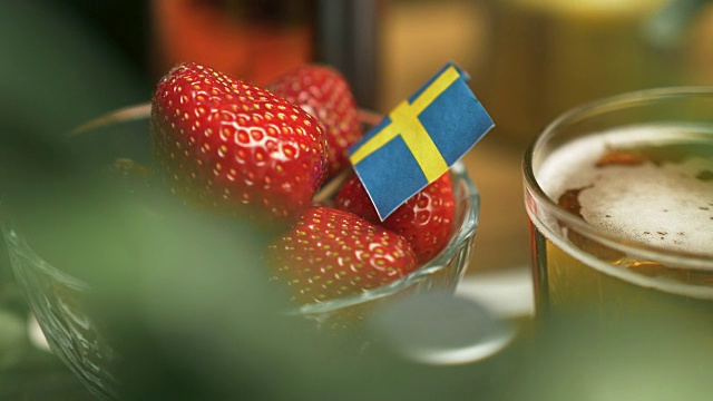 瑞典仲夏晚宴上的草莓