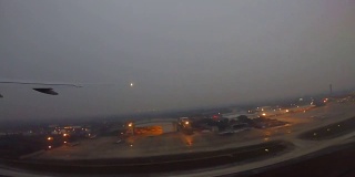 日落时分从诺伊白机场起飞