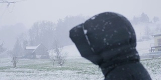 蒙面人站在乡村暴风雪