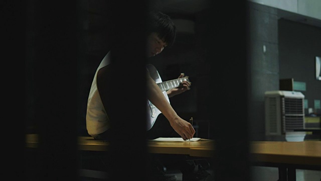 亚洲吉他作曲家是创作和头脑风暴的节奏音乐作曲家的工作过程