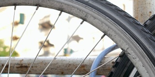 辐条车轮的自行车与交通在背景，选择焦点