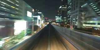 东京晚上的高速列车