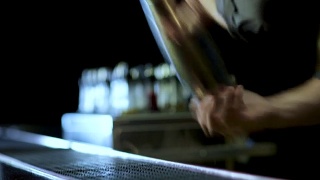 调酒师正在调制精美的玛格丽塔鸡尾酒视频素材模板下载