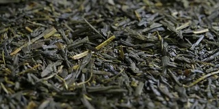 旋转干燥的绿茶叶子